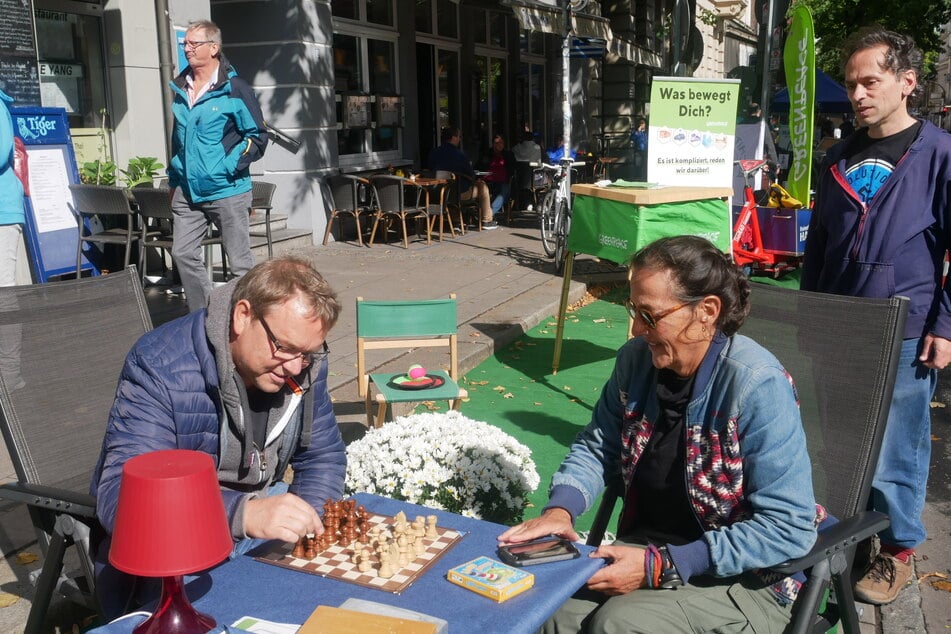 Christoph Nitzel und Christine Brandt von "Greenpeace" nutzen den freien Platz für ein Open-Air-Schachspiel.