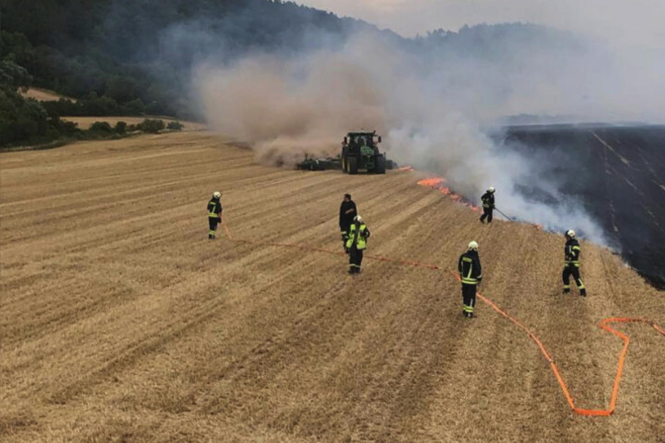 Brand bei Mäharbeiten: Mega-Schaden auf abgeerntetem Feld