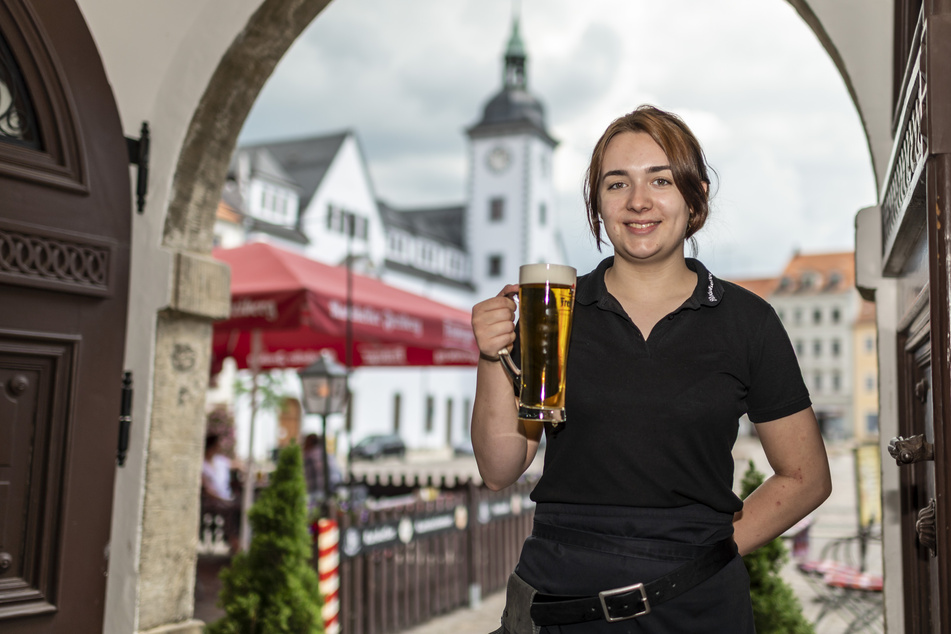 Anna Rülke (18) vom Ratskeller lädt mit einem kühlen Pils zur Freiberger Genuss-Safari ein.