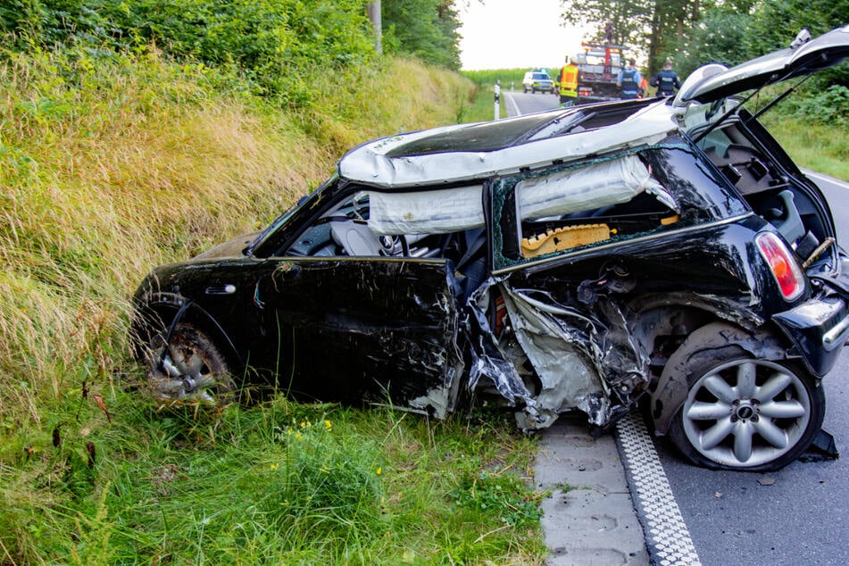 Mini-Fahrer gerät in Gegenverkehr und kracht in Skoda von dreiköpfiger Familie