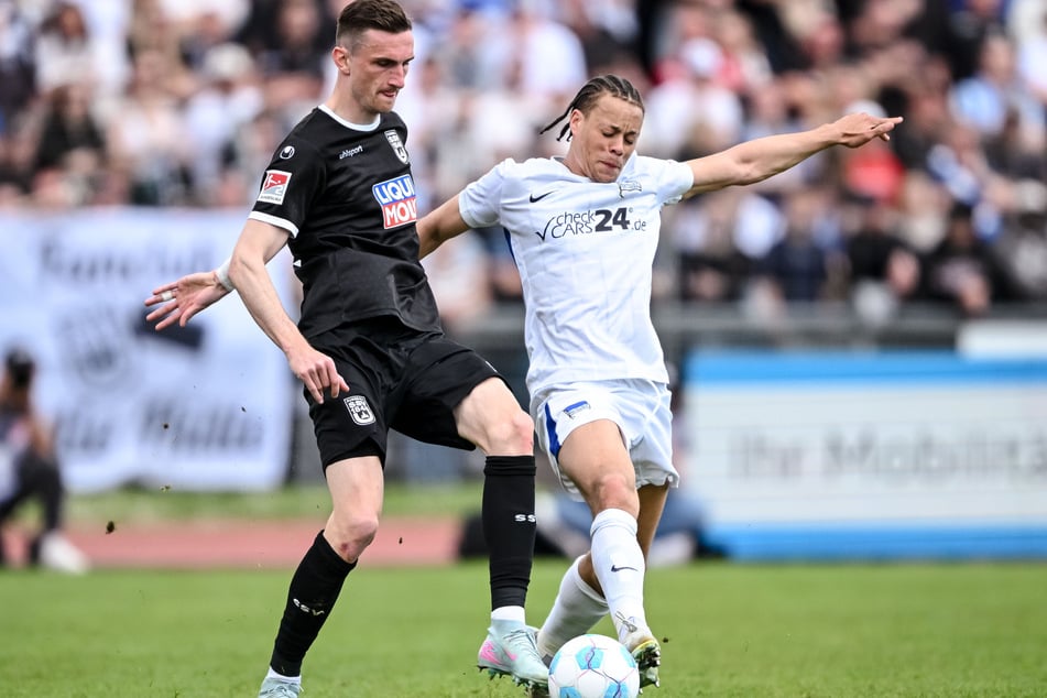 Vor rund vier Wochen spielte Niklas Kolbe (28, l.) noch für den SSV Ulm gegen Hertha - hier im Zweikampf mit Derry Scherhant (22).