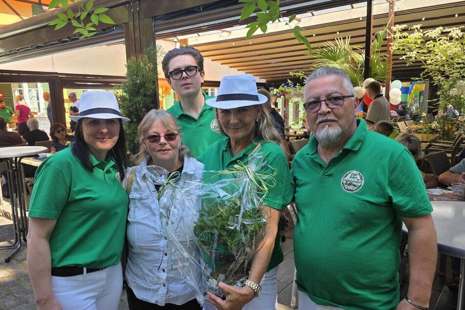 Katrin Jeworowski (2.v.r.) und ihr Team feiern zusammen mit den Gästen.