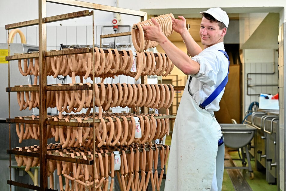 Fleischer-Azubi Sören Kullmann (18) packt dort an, wo viele Jugendliche lieber wegschauen: zwischen Wurst, Handwerk und harter Arbeit.