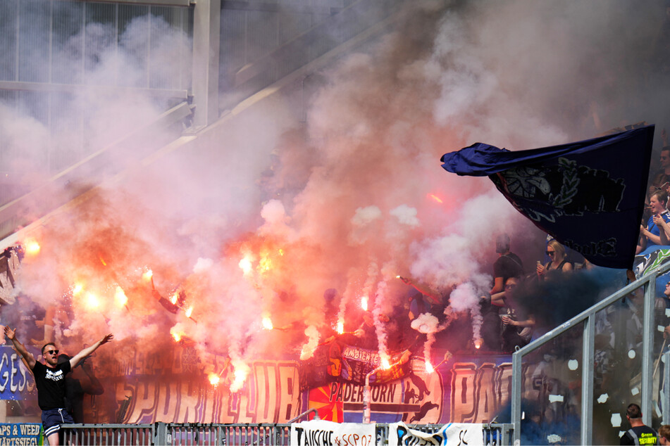 Fans des SC Paderborn 07 fackelten vor dem Spiel beim SV Darmstadt 98 Pyrotechnik ab.