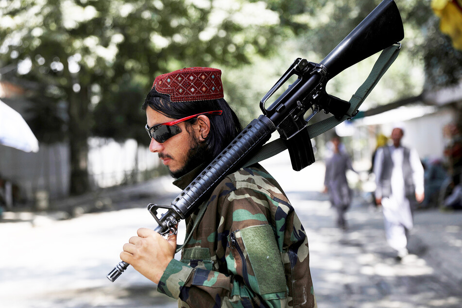 Ein Taliban-Kämpfer steht an einem Kontrollpunkt in Kabul.