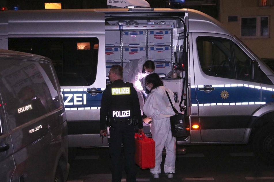 Am Montagmorgen wurde in Berlin-Moabit die Leiche eines 56-Jährigen in einem Haus in der Huttenstraße entdeckt.