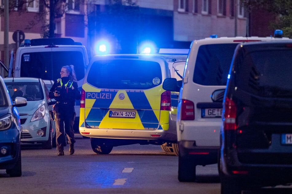 Ersten Ermittlungen zufolge soll der Fahrer beim Ausparken die Kontrolle verloren haben und frontal gegen eine Betonwand gekracht sein. (Symbolfoto)