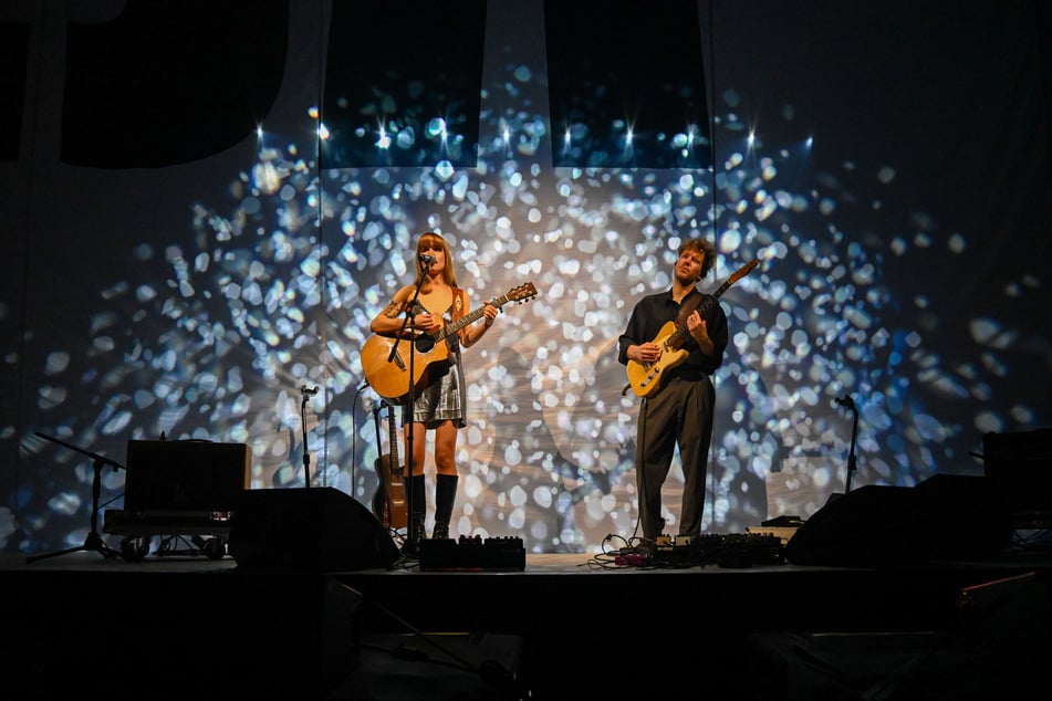 Als Support hatte Clueso Sängerin Lotte dabei.