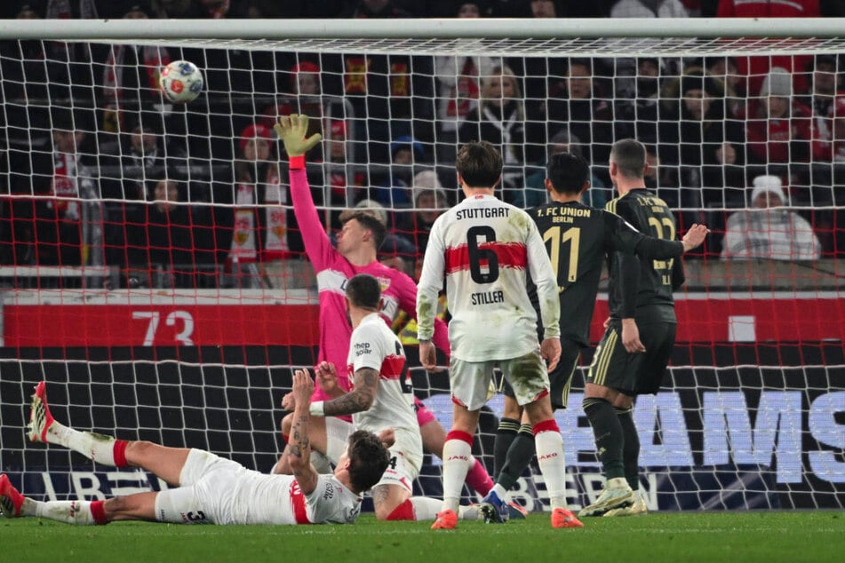 Woo-yeong Jeong (2.v.r.) knallt die Kugel zum Ausgleich unter die Latte.