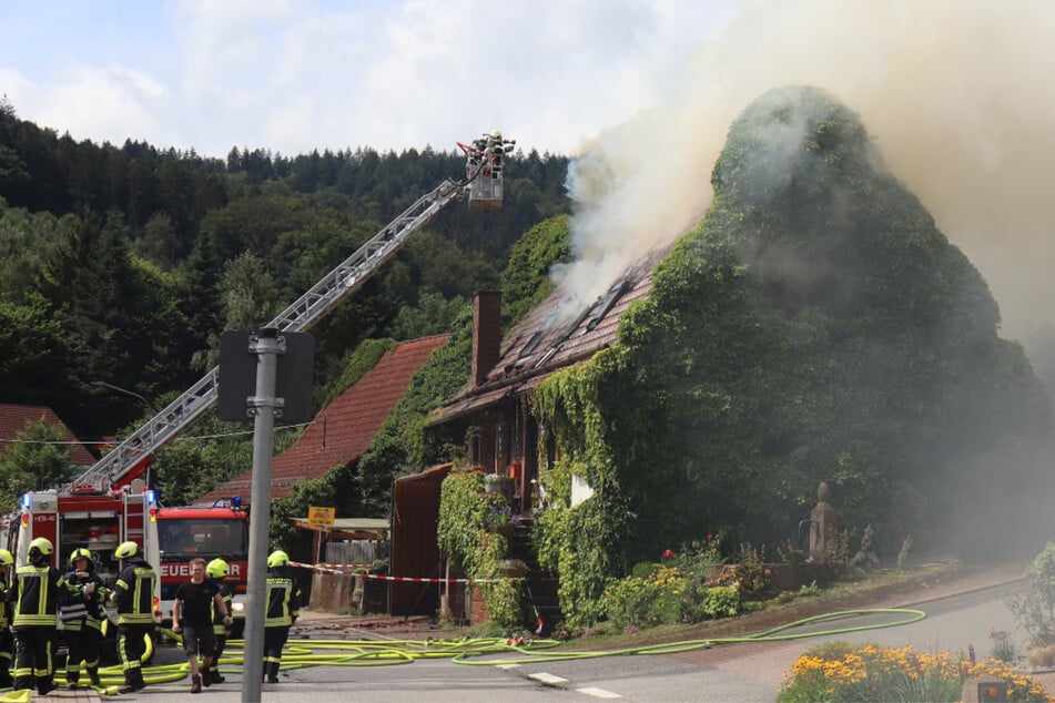 Verletzte bei Hausbrand: Hubschrauber im Einsatz