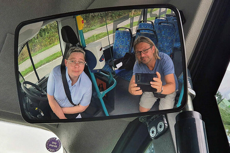 Premieren-Selfie im Spiegel: Sicherheitsfahrerin Susann Kersten und Reporter Alexander Bischoff.