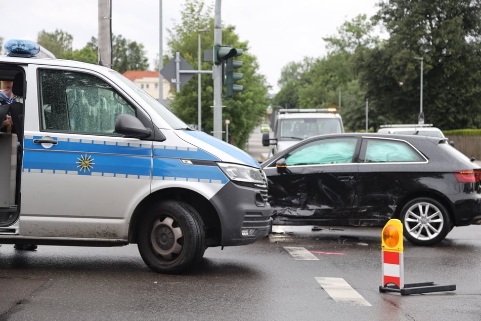 In Frankenberg (Landkreis Mittelsachsen) krachte es am Montag: Drei Autos stießen auf der Kreuzung Badstraße/Max-Kästner-Straße zusammen.