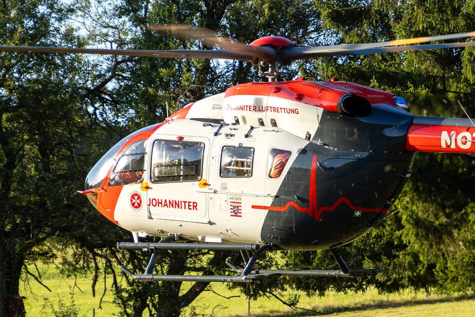 Der 23-jährige Fahrer wurde bei dem Crash nahe Grebenhain schwer verletzt und mit einem Rettungshubschrauber in eine Klinik gebracht.