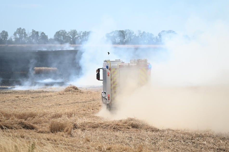 Die Feuerwehr wird vermutlich noch einige Zeit auf dem Feld beschäftigt sein.