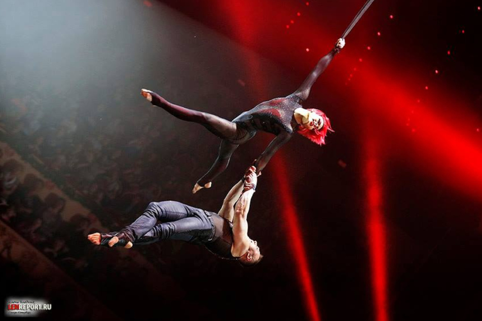 Das russisch-ukrainische Duo "Flash of Splash" ist auf "Zahnhang"-Akrobatik spezialisiert.