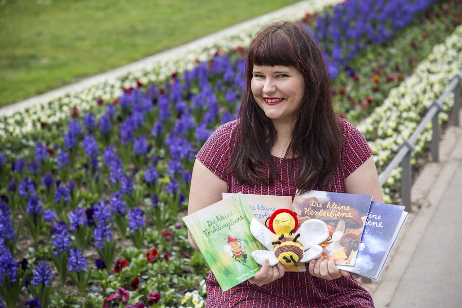 Musikerin Enna Miau (35) zeigt ihre beliebten Bienenbücher. Es gibt sogar eine gehäkelte Biene Millie und ein Bienenlied. Musik, Theaterstück und vielleicht eine Wissens-App sollen folgen.