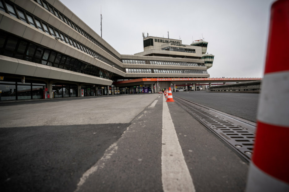 Die Vorfahrt am Terminal - A am Flughafen in Tegel ist menschenleer.