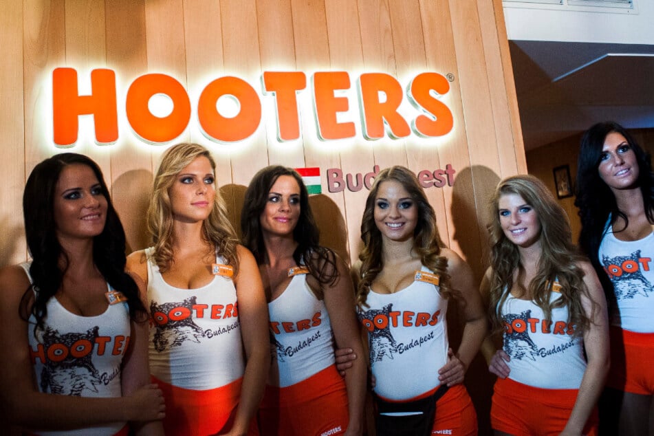 Ein eng anliegendes, weißes Tank-Top ist das Markenzeichen der sogenannten "Hooters-Girls".