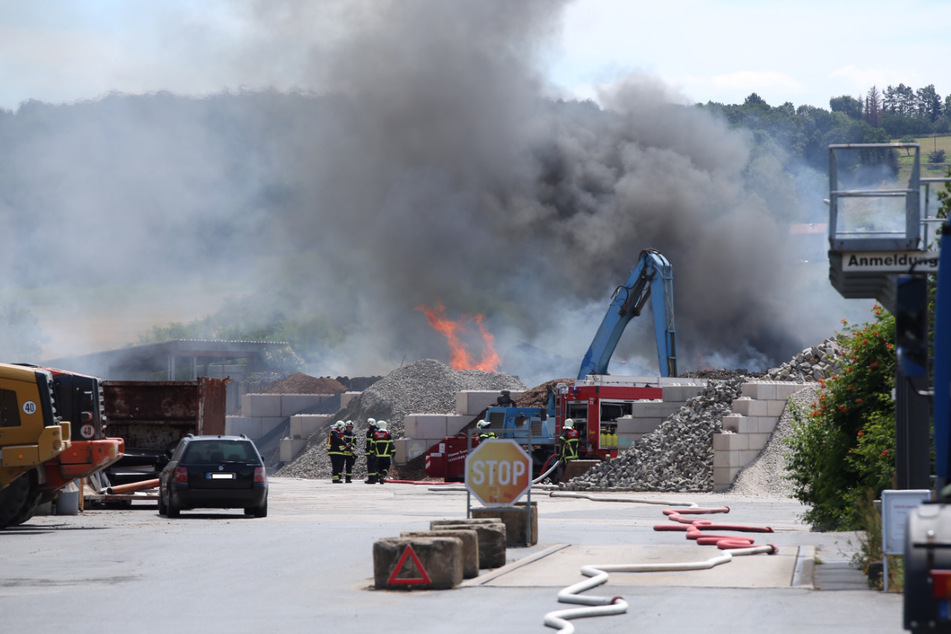 Neben der Deponie in Coswig ist am Samstag ein Feuer ausgebrochen.