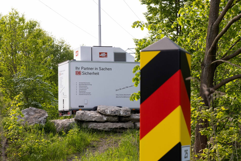 Direkt an der Grenze nahe der Eisenbahnbrücke hat DB-Sicherheit einen Büro-Container aufstellen lassen, für die Mitarbeiter, die die Brücke bewachen.