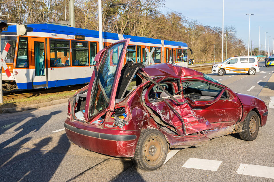 Nach dem heftigen Zusammenprall eines Renaults mit einer Straßenbahn im hessischen Griesheim war das Auto ein Fall für den Schrottplatz.
