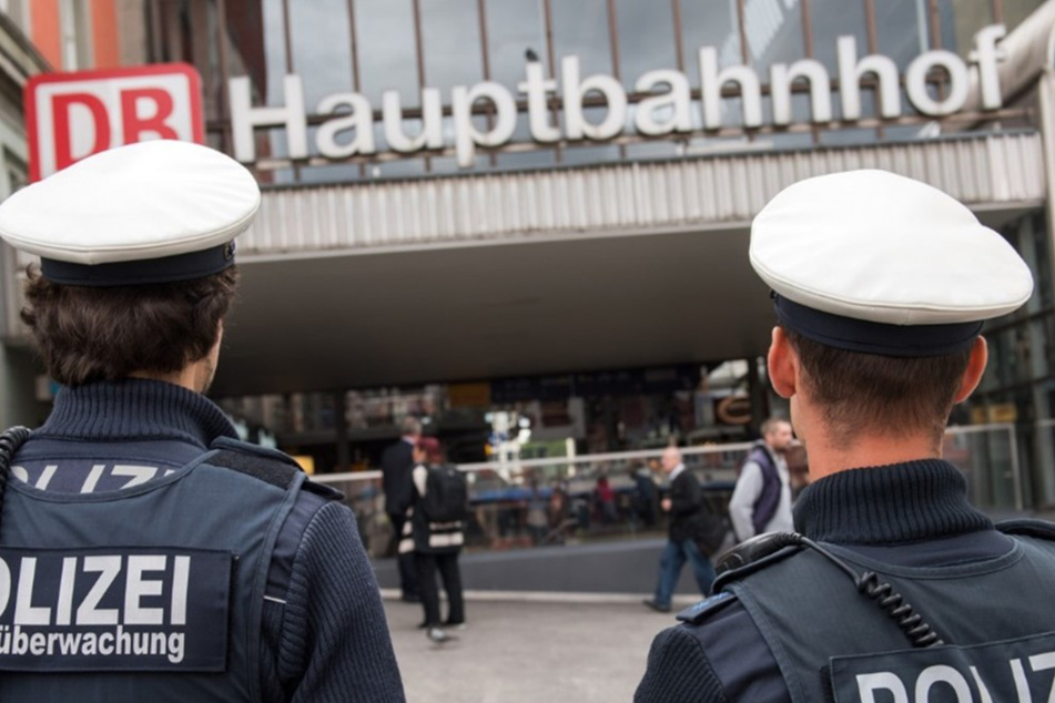 Die Bundespolizei ermittelt nun gegen den Vater wegen gefährlichen Eingriffs in den Bahnverkehr und Missbrauchs von Notrufen. (Symbolbild)