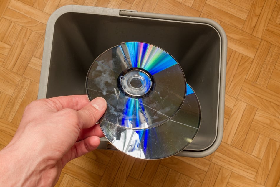 CDs sollte man ordnungsgemäß entsorgen, um das Material zu recyceln und Erdöl zu sparen.