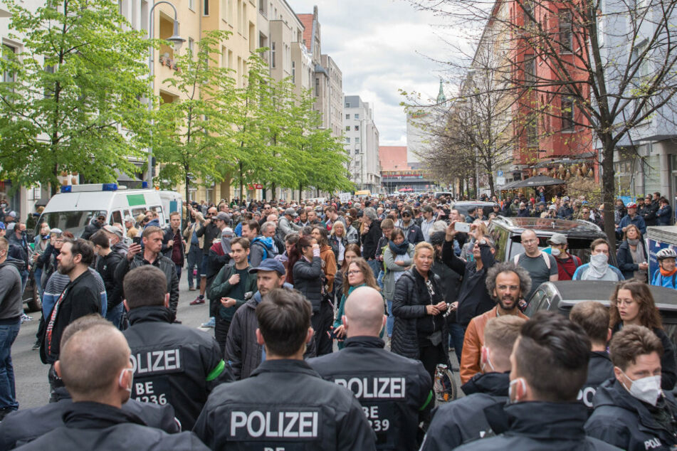 Trotz eines Demonstrationsverbots demonstrierten erneut etwa 1000 Menschen in Anwesenheit von zahlreichen Polizisten auf der Rosa-Luxemburg-Straße gegen die die Corona-Einschränkungen.
