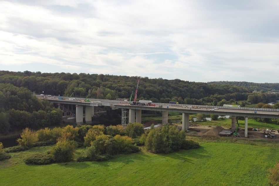 Die Arbeiten an der Muldebrücke laufen auf Hochtouren.
