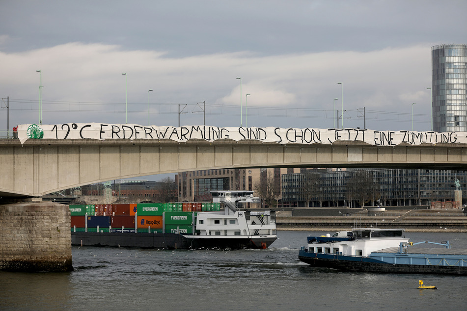 "Fridays for Future" mit großer Banner-Aktion in Köln