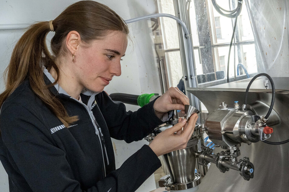 Die Freiberger Doktorandin Malena Staudacher (26, li.) forscht zur Wasserstoffelektrolyse.