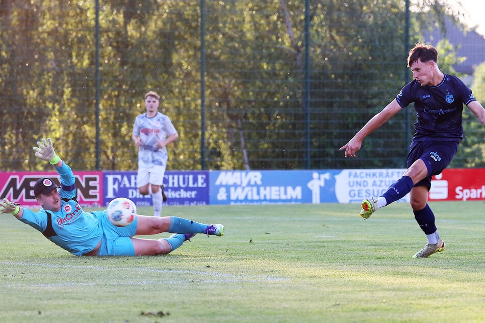 Jonas Marx (21) jagt den Ball beim 6:0-Sieg in Colditz ins Netz. Torwart Max Hein (27) streckt sich vergeblich.
