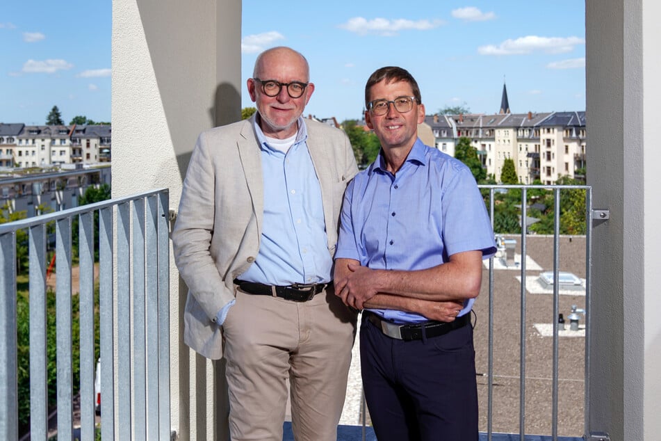 Architekt Ludger Kilian (66, l.) und Steffen Jäckel (55, Geschäftsführer WiD) freuen sich auf einer Loggia über die Fertigstellung.