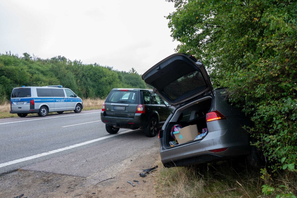 Der VW landete im Gebüsch.
