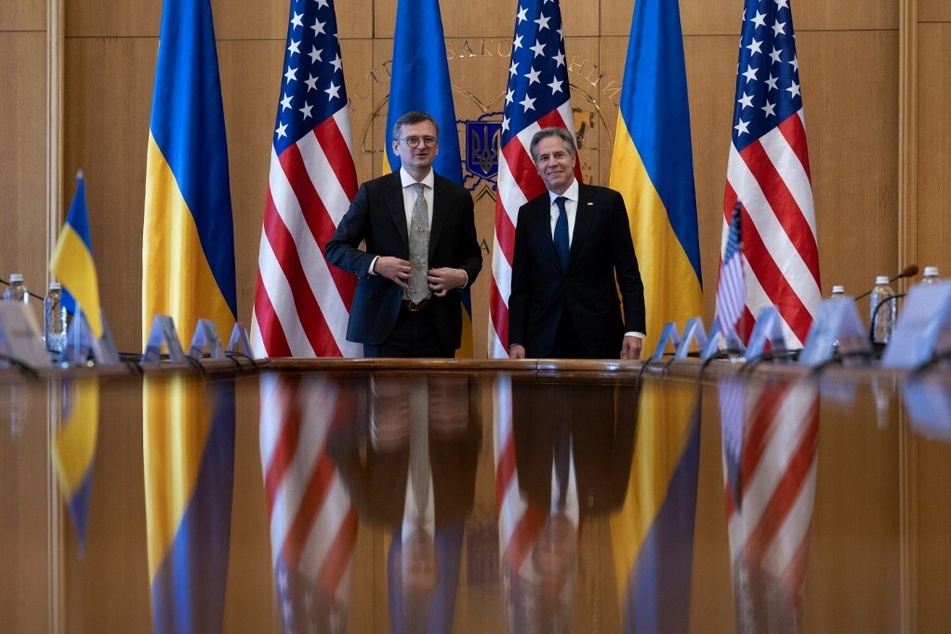 Ukraine's Foreign Minister Dmytro Kuleba (l.) and US Secretary of State Antony Blinken pose for a photo prior to their talks in Kyiv.