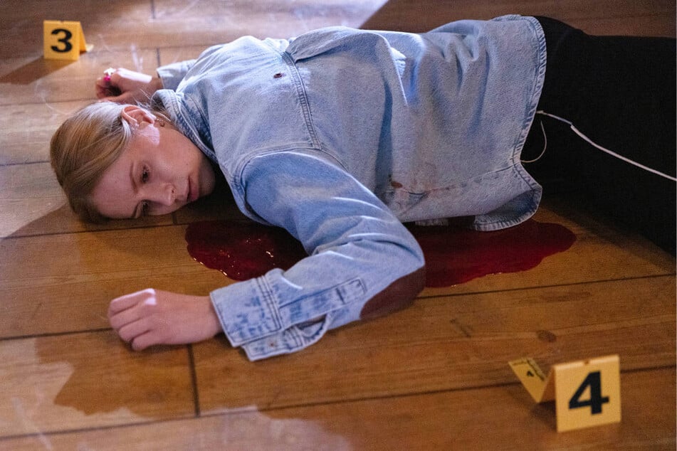 Zoe wird leblos in einer großen Blutlache liegend aufgefunden.