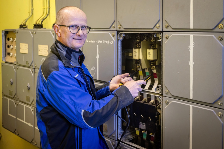 Elektrikermeister Jörg Bräuer (49) kontrolliert die Hauptschalter, um die Elektrik wieder in Betrieb nehmen zu können.