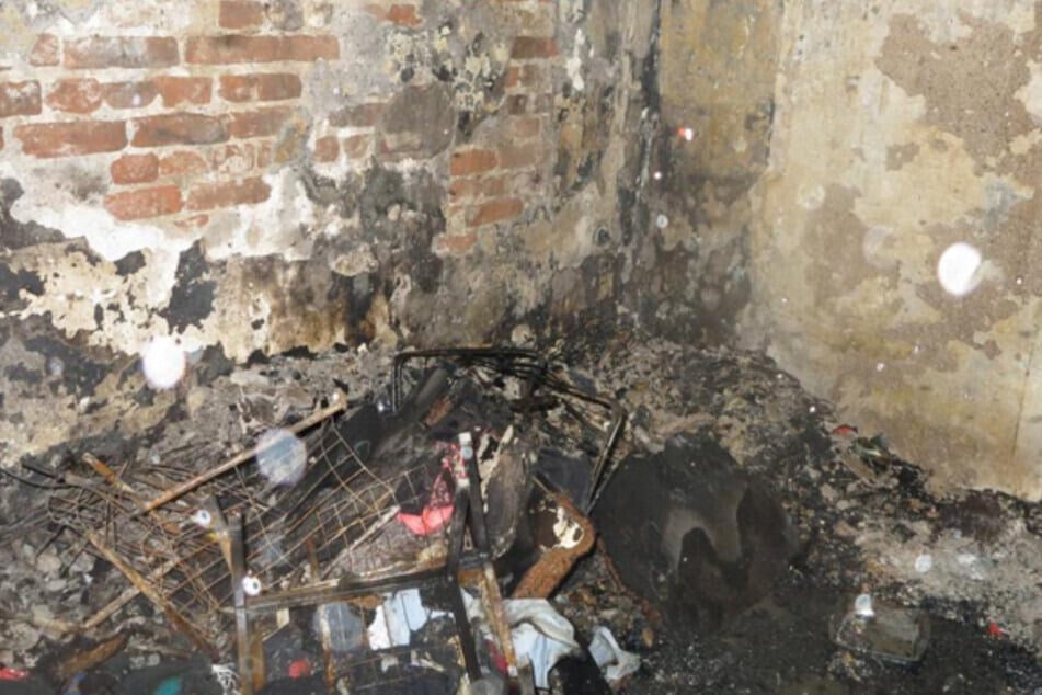 Bei dem Feuer in dem Gebäude kamen zwei Menschen ums Leben. Weitere Bewohner des Hauses wurden verletzt.