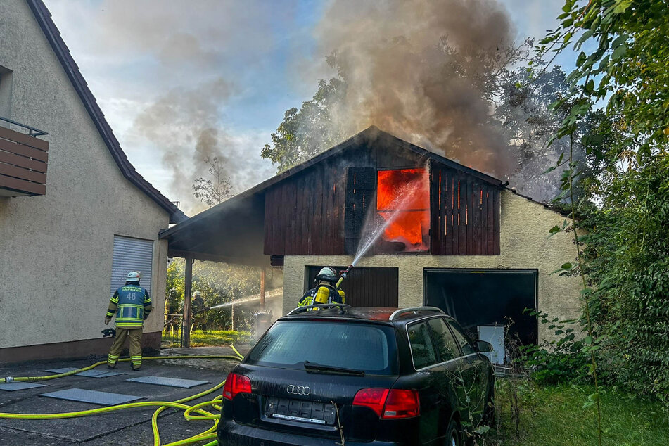 Die Garage im schwäbischen Gäufelden brannte in Windeseile lichterloh.