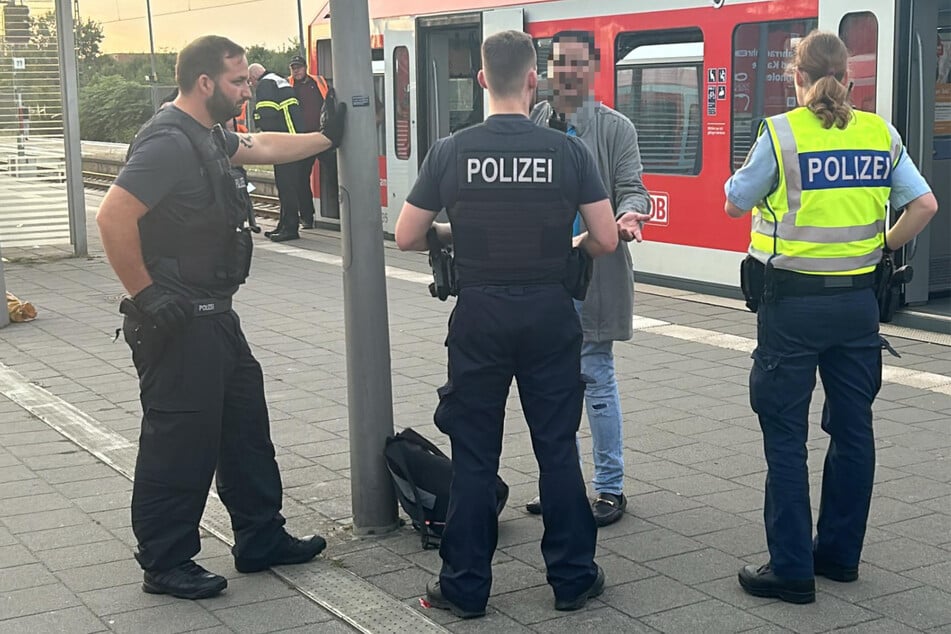 Beamte der Bundespolizei befragen am S-Bahnhof Neugraben einen Mann, der zuvor mehrere Frauen belästigt haben soll.