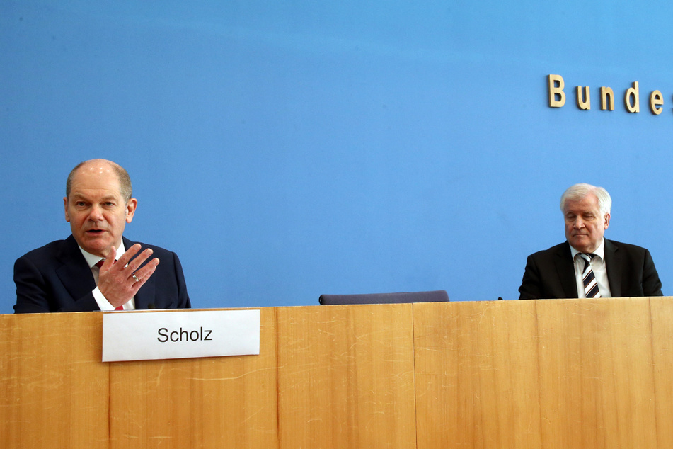 Olaf Scholz (SPD), Bundesfinanzminister, und Horst Seehofer (CSU), Bundesinnenminister, stellen vor der Bundespressekonferenz die Bilanz der "Wohnraumoffensive" der Bundesregierung vor.