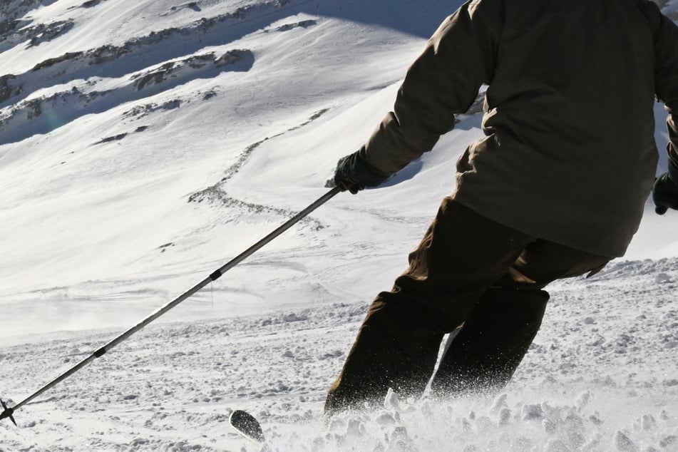 Ein Skifahrer (65) aus Bayern hat sich bei einem Sturz in einem Skigebiet in Österreich schwere Verletzungen zugezogen. (Symbolbild)