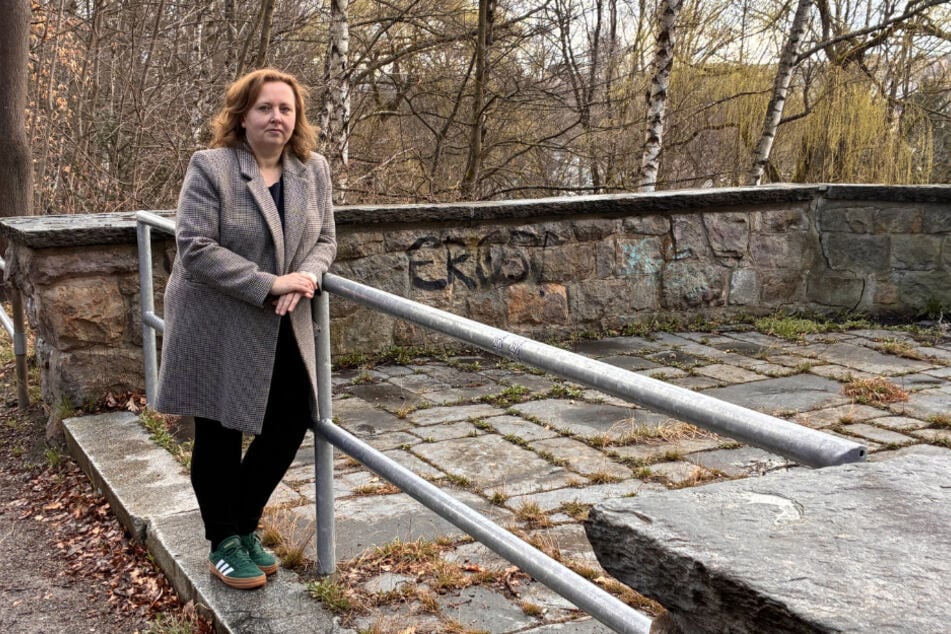 CDU-Stadträtin Solveig Kempe (44) mahnt die Sanierung der Treppe an.