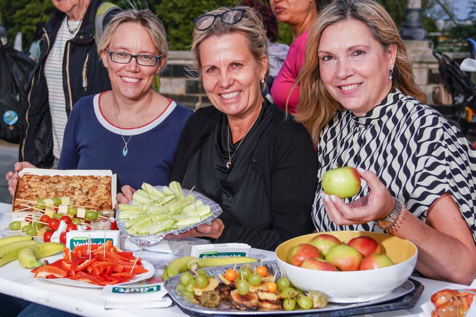 Tourismusministerin Barbara Klepsch (m., 59) bewirtete Passanten mit gesundem Essen.