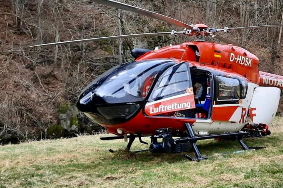 Frau beim Wandern schwer verletzt: Hubschrauber hilft ihr aus der Misere
