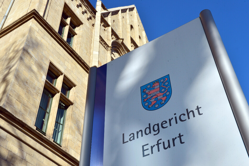 Ende April hatte ein Mann einen jungen Syrer in einer Erfurter Straßenbahn rassistisch beleidigt, bedroht, brutal angegriffen und bespuckt. Nun wird ihm der Prozess gemacht. (Archivbild)