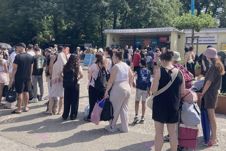 Wer sich im "Sommerbad am Insulaner" im Stadtteil Schöneberg abkühlen wollte, musste am Samstag etwas Geduld mitbringen.