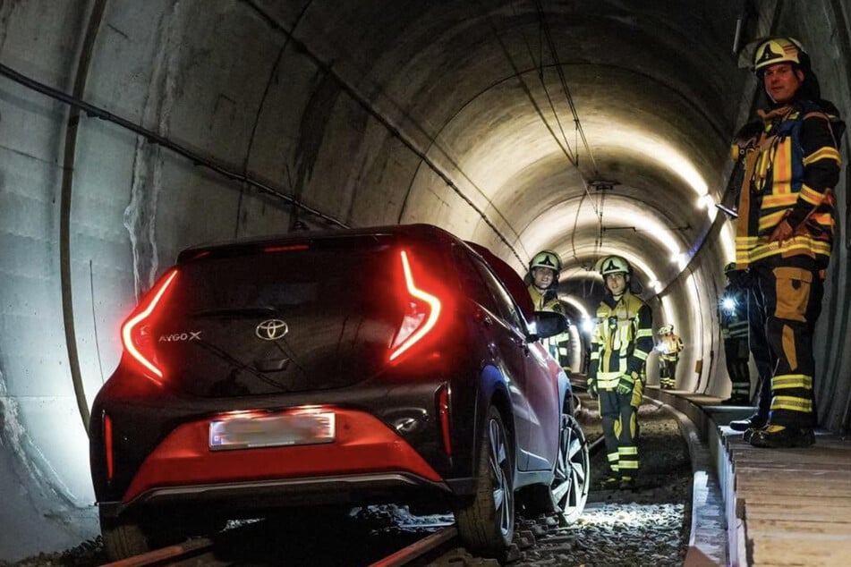 Durch einen medizinischen Notfall geriet eine Frau mit ihrem Wagen in einen unterirdischen Straßenbahntunnel.