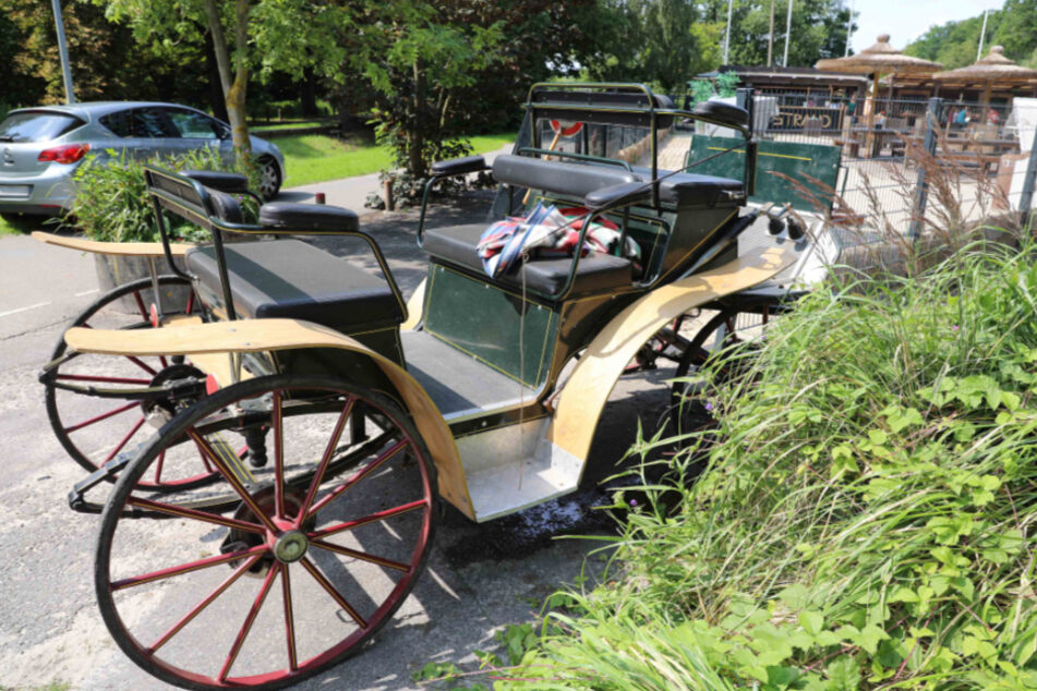 Der Wagen krachte in den Außenzaun einer Strandbar.