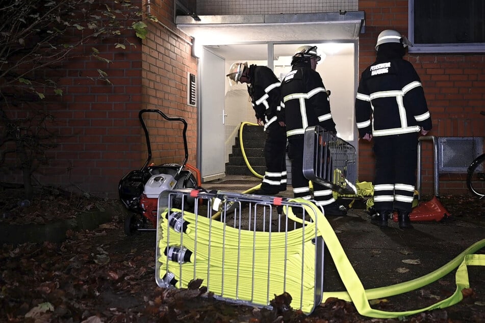 Hamburg: Wohnungsbrand löst Großeinsatz aus: Personen und Hunde sitzen in Gebäude fest
